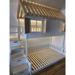 Spielzimmer mit hochwertigem Abenteuerbett aus Massivholz